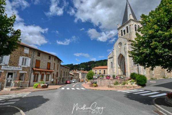 POMEYS, Agréable terrain constructible orienté sud au cœur du village