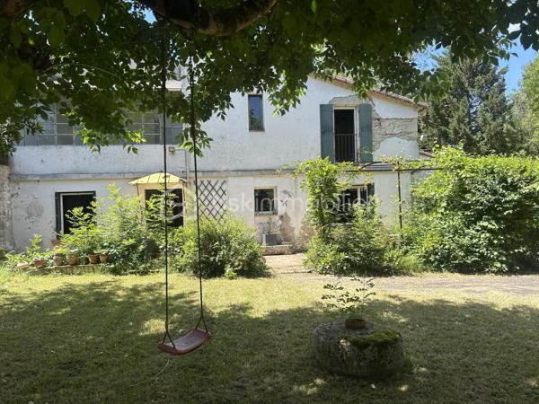 Charme, authenticité et potentiel au cœur d’un environnement privilégié !

Nichée dans un écrin de verdure de plus de 2 000 m², entièrement clôturé, arboré et sans aucun vis-à-vis, cette belle propriété séduira les amateurs de caractère à la recherche d’espace, de calme et d’authenticité.

Dès l’entrée, le charme opère. Les deux vastes pièces de vie, agrémentée d’une cheminée, offrent une atmosphère chaleureuse où les matériaux anciens ont été préservés avec soin : poutres apparentes, murs en pierre et tommettes d’origine confèrent à l’ensemble une âme unique.

La cuisine, généreuse et conviviale, invite aux moments de partage en famille ou entre amis.

À l’étage, l’espace nuit propose quatre chambres, dont une belle suite parentale avec dressing et salle d’eau privative. Une salle de bains indépendante complète ce niveau, ainsi qu’un vaste espace pouvant accueillir une salle de jeux, un bureau ou une chambre supplémentaire selon vos besoins.

Un studio indépendant avec mezzanine attenant constitue un véritable atout : hébergement d’un adolescent, accueil de la famille, activité locative ou professionnelle, les possibilités sont nombreuses.

À l’extérieur, une dépendance en pierre offre un potentiel supplémentaire pour la création d’un carport, d’un atelier ou tout autre projet à définir..

Pour votre confort, le chauffage est assuré par une pompe à chaleur récente installée en 2025. Un garage et une buanderie viennent compléter les prestations de cette propriété pleine de charme.

Une maison rare où authenticité, tranquillité et potentiel se conjuguent parfaitement.

À découvrir sans tarder !
