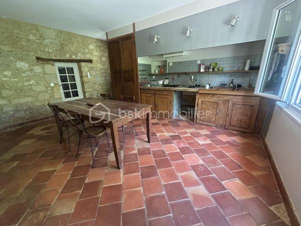 Charme, authenticité et potentiel au cœur d’un environnement privilégié !

Nichée dans un écrin de verdure de plus de 2 000 m², entièrement clôturé, arboré et sans aucun vis-à-vis, cette belle propriété séduira les amateurs de caractère à la recherche d’espace, de calme et d’authenticité.

Dès l’entrée, le charme opère. Les deux vastes pièces de vie, agrémentée d’une cheminée, offrent une atmosphère chaleureuse où les matériaux anciens ont été préservés avec soin : poutres apparentes, murs en pierre et tommettes d’origine confèrent à l’ensemble une âme unique.

La cuisine, généreuse et conviviale, invite aux moments de partage en famille ou entre amis.

À l’étage, l’espace nuit propose quatre chambres, dont une belle suite parentale avec dressing et salle d’eau privative. Une salle de bains indépendante complète ce niveau, ainsi qu’un vaste espace pouvant accueillir une salle de jeux, un bureau ou une chambre supplémentaire selon vos besoins.

Un studio indépendant avec mezzanine attenant constitue un véritable atout : hébergement d’un adolescent, accueil de la famille, activité locative ou professionnelle, les possibilités sont nombreuses.

À l’extérieur, une dépendance en pierre offre un potentiel supplémentaire pour la création d’un carport, d’un atelier ou tout autre projet à définir..

Pour votre confort, le chauffage est assuré par une pompe à chaleur récente installée en 2025. Un garage et une buanderie viennent compléter les prestations de cette propriété pleine de charme.

Une maison rare où authenticité, tranquillité et potentiel se conjuguent parfaitement.

À découvrir sans tarder !
