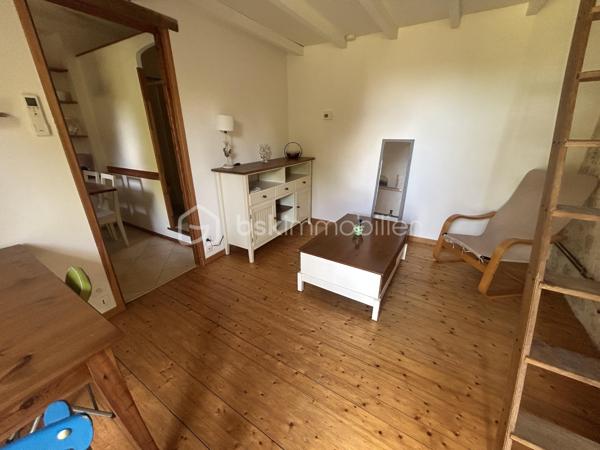 Charme, authenticité et potentiel au cœur d’un environnement privilégié !

Nichée dans un écrin de verdure de plus de 2 000 m², entièrement clôturé, arboré et sans aucun vis-à-vis, cette belle propriété séduira les amateurs de caractère à la recherche d’espace, de calme et d’authenticité.

Dès l’entrée, le charme opère. Les deux vastes pièces de vie, agrémentée d’une cheminée, offrent une atmosphère chaleureuse où les matériaux anciens ont été préservés avec soin : poutres apparentes, murs en pierre et tommettes d’origine confèrent à l’ensemble une âme unique.

La cuisine, généreuse et conviviale, invite aux moments de partage en famille ou entre amis.

À l’étage, l’espace nuit propose quatre chambres, dont une belle suite parentale avec dressing et salle d’eau privative. Une salle de bains indépendante complète ce niveau, ainsi qu’un vaste espace pouvant accueillir une salle de jeux, un bureau ou une chambre supplémentaire selon vos besoins.

Un studio indépendant avec mezzanine attenant constitue un véritable atout : hébergement d’un adolescent, accueil de la famille, activité locative ou professionnelle, les possibilités sont nombreuses.

À l’extérieur, une dépendance en pierre offre un potentiel supplémentaire pour la création d’un carport, d’un atelier ou tout autre projet à définir..

Pour votre confort, le chauffage est assuré par une pompe à chaleur récente installée en 2025. Un garage et une buanderie viennent compléter les prestations de cette propriété pleine de charme.

Une maison rare où authenticité, tranquillité et potentiel se conjuguent parfaitement.

À découvrir sans tarder !