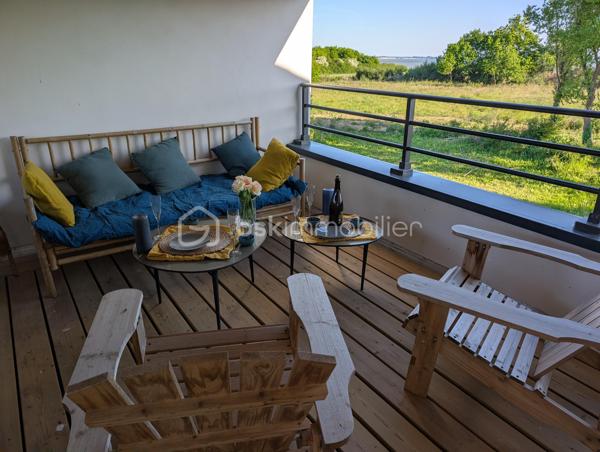 Et si vos journées débutaient au rythme des vagues pour s’achever face à un coucher de soleil …
À Ambon, à proximité immédiate de Damgan et à seulement 20 minutes de Vannes, découvrez cette maison contemporaine de 109 m² offrant  un cadre de vie rare entre confort moderne et environnement privilégié avec vue sur l’océan.

Pensée pour profiter pleinement de la lumière et du panorama, la maison adopte une architecture inversée particulièrement agréable au quotidien.
À l’étage, la pièce de vie constitue le cœur de la maison avec une cuisine contemporaine ouverte, un salon lumineux et un accès direct à une terrasse tournée vers l’horizon, idéale pour profiter des couchers de soleil.
Au rez-de-jardin, l’espace nuit s’organise autour de :
- d’une suite parentale avec salle d’eau et WC indépendant,
une chambre avec salle d’eau privative,
deux chambres supplémentaires
une salle d’eau indépendante et des WC
Toutes les chambres disposent d’un accès direct au jardin, offrant confort et indépendance.
À l’extérieur, le terrain d’environ 2500 m² constitue un véritable écrin de verdure à proximité immédiate du littoral. Vous profiterez de vastes espaces extérieurs offrant de nombreuses possibilités d’aménagement
RARE sur le secteur : la propriété dispose également d’environ 300 m² de terrain constructible un véritable atout pour envisager un projet complémentaire ou valoriser encore davantage le bien .

Performance et confort :
• DPE A/A
• Pompe à chaleur avec chauffage au sol
• Menuiseries aluminium
• Raccordement au tout-à-l’égout
• Construction 2024 sous garantie décennale

Que ce soit pour une résidence principale, une maison de vacances ou un investissement locatif saisonnier, cette propriété réunit tous les critères recherchés : vue mer, volumes, extérieur généreux et fort potentiel de rentabilité grâce à sa proximité avec les plages et Damgan.
Un lieu de vie rare où l’on profite pleinement du littoral breton.