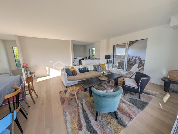 Et si vos journées débutaient au rythme des vagues pour s’achever face à un coucher de soleil …
À Ambon, à proximité immédiate de Damgan et à seulement 20 minutes de Vannes, découvrez cette maison contemporaine de 109 m² offrant  un cadre de vie rare entre confort moderne et environnement privilégié avec vue sur l’océan.

Pensée pour profiter pleinement de la lumière et du panorama, la maison adopte une architecture inversée particulièrement agréable au quotidien.
À l’étage, la pièce de vie constitue le cœur de la maison avec une cuisine contemporaine ouverte, un salon lumineux et un accès direct à une terrasse tournée vers l’horizon, idéale pour profiter des couchers de soleil.
Au rez-de-jardin, l’espace nuit s’organise autour de :
- d’une suite parentale avec salle d’eau et WC indépendant,
une chambre avec salle d’eau privative,
deux chambres supplémentaires
une salle d’eau indépendante et des WC
Toutes les chambres disposent d’un accès direct au jardin, offrant confort et indépendance.
À l’extérieur, le terrain d’environ 2500 m² constitue un véritable écrin de verdure à proximité immédiate du littoral. Vous profiterez de vastes espaces extérieurs offrant de nombreuses possibilités d’aménagement
RARE sur le secteur : la propriété dispose également d’environ 300 m² de terrain constructible un véritable atout pour envisager un projet complémentaire ou valoriser encore davantage le bien .

Performance et confort :
• DPE A/A
• Pompe à chaleur avec chauffage au sol
• Menuiseries aluminium
• Raccordement au tout-à-l’égout
• Construction 2024 sous garantie décennale

Que ce soit pour une résidence principale, une maison de vacances ou un investissement locatif saisonnier, cette propriété réunit tous les critères recherchés : vue mer, volumes, extérieur généreux et fort potentiel de rentabilité grâce à sa proximité avec les plages et Damgan.
Un lieu de vie rare où l’on profite pleinement du littoral breton.