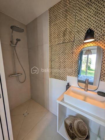 Et si vos journées débutaient au rythme des vagues pour s’achever face à un coucher de soleil …
À Ambon, à proximité immédiate de Damgan et à seulement 20 minutes de Vannes, découvrez cette maison contemporaine de 109 m² offrant  un cadre de vie rare entre confort moderne et environnement privilégié avec vue sur l’océan.

Pensée pour profiter pleinement de la lumière et du panorama, la maison adopte une architecture inversée particulièrement agréable au quotidien.
À l’étage, la pièce de vie constitue le cœur de la maison avec une cuisine contemporaine ouverte, un salon lumineux et un accès direct à une terrasse tournée vers l’horizon, idéale pour profiter des couchers de soleil.
Au rez-de-jardin, l’espace nuit s’organise autour de :
- d’une suite parentale avec salle d’eau et WC indépendant,
une chambre avec salle d’eau privative,
deux chambres supplémentaires
une salle d’eau indépendante et des WC
Toutes les chambres disposent d’un accès direct au jardin, offrant confort et indépendance.
À l’extérieur, le terrain d’environ 2500 m² constitue un véritable écrin de verdure à proximité immédiate du littoral. Vous profiterez de vastes espaces extérieurs offrant de nombreuses possibilités d’aménagement
RARE sur le secteur : la propriété dispose également d’environ 300 m² de terrain constructible un véritable atout pour envisager un projet complémentaire ou valoriser encore davantage le bien .

Performance et confort :
• DPE A/A
• Pompe à chaleur avec chauffage au sol
• Menuiseries aluminium
• Raccordement au tout-à-l’égout
• Construction 2024 sous garantie décennale

Que ce soit pour une résidence principale, une maison de vacances ou un investissement locatif saisonnier, cette propriété réunit tous les critères recherchés : vue mer, volumes, extérieur généreux et fort potentiel de rentabilité grâce à sa proximité avec les plages et Damgan.
Un lieu de vie rare où l’on profite pleinement du littoral breton.