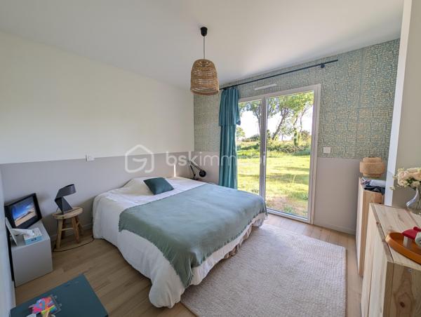 Et si vos journées débutaient au rythme des vagues pour s’achever face à un coucher de soleil …
À Ambon, à proximité immédiate de Damgan et à seulement 20 minutes de Vannes, découvrez cette maison contemporaine de 109 m² offrant  un cadre de vie rare entre confort moderne et environnement privilégié avec vue sur l’océan.

Pensée pour profiter pleinement de la lumière et du panorama, la maison adopte une architecture inversée particulièrement agréable au quotidien.
À l’étage, la pièce de vie constitue le cœur de la maison avec une cuisine contemporaine ouverte, un salon lumineux et un accès direct à une terrasse tournée vers l’horizon, idéale pour profiter des couchers de soleil.
Au rez-de-jardin, l’espace nuit s’organise autour de :
- d’une suite parentale avec salle d’eau et WC indépendant,
une chambre avec salle d’eau privative,
deux chambres supplémentaires
une salle d’eau indépendante et des WC
Toutes les chambres disposent d’un accès direct au jardin, offrant confort et indépendance.
À l’extérieur, le terrain d’environ 2500 m² constitue un véritable écrin de verdure à proximité immédiate du littoral. Vous profiterez de vastes espaces extérieurs offrant de nombreuses possibilités d’aménagement
RARE sur le secteur : la propriété dispose également d’environ 300 m² de terrain constructible un véritable atout pour envisager un projet complémentaire ou valoriser encore davantage le bien .

Performance et confort :
• DPE A/A
• Pompe à chaleur avec chauffage au sol
• Menuiseries aluminium
• Raccordement au tout-à-l’égout
• Construction 2024 sous garantie décennale

Que ce soit pour une résidence principale, une maison de vacances ou un investissement locatif saisonnier, cette propriété réunit tous les critères recherchés : vue mer, volumes, extérieur généreux et fort potentiel de rentabilité grâce à sa proximité avec les plages et Damgan.
Un lieu de vie rare où l’on profite pleinement du littoral breton.