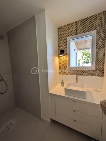 Et si vos journées débutaient au rythme des vagues pour s’achever face à un coucher de soleil …
À Ambon, à proximité immédiate de Damgan et à seulement 20 minutes de Vannes, découvrez cette maison contemporaine de 109 m² offrant  un cadre de vie rare entre confort moderne et environnement privilégié avec vue sur l’océan.

Pensée pour profiter pleinement de la lumière et du panorama, la maison adopte une architecture inversée particulièrement agréable au quotidien.
À l’étage, la pièce de vie constitue le cœur de la maison avec une cuisine contemporaine ouverte, un salon lumineux et un accès direct à une terrasse tournée vers l’horizon, idéale pour profiter des couchers de soleil.
Au rez-de-jardin, l’espace nuit s’organise autour de :
- d’une suite parentale avec salle d’eau et WC indépendant,
une chambre avec salle d’eau privative,
deux chambres supplémentaires
une salle d’eau indépendante et des WC
Toutes les chambres disposent d’un accès direct au jardin, offrant confort et indépendance.
À l’extérieur, le terrain d’environ 2500 m² constitue un véritable écrin de verdure à proximité immédiate du littoral. Vous profiterez de vastes espaces extérieurs offrant de nombreuses possibilités d’aménagement
RARE sur le secteur : la propriété dispose également d’environ 300 m² de terrain constructible un véritable atout pour envisager un projet complémentaire ou valoriser encore davantage le bien .

Performance et confort :
• DPE A/A
• Pompe à chaleur avec chauffage au sol
• Menuiseries aluminium
• Raccordement au tout-à-l’égout
• Construction 2024 sous garantie décennale

Que ce soit pour une résidence principale, une maison de vacances ou un investissement locatif saisonnier, cette propriété réunit tous les critères recherchés : vue mer, volumes, extérieur généreux et fort potentiel de rentabilité grâce à sa proximité avec les plages et Damgan.
Un lieu de vie rare où l’on profite pleinement du littoral breton.