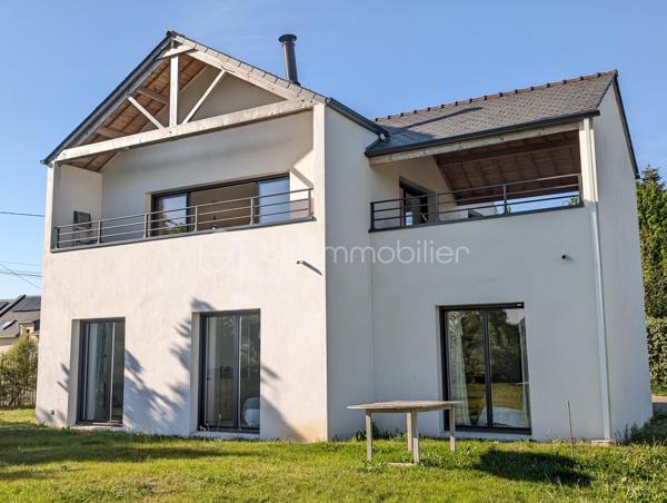 Et si vos journées débutaient au rythme des vagues pour s’achever face à un coucher de soleil …
À Ambon, à proximité immédiate de Damgan et à seulement 20 minutes de Vannes, découvrez cette maison contemporaine de 109 m² offrant  un cadre de vie rare entre confort moderne et environnement privilégié avec vue sur l’océan.

Pensée pour profiter pleinement de la lumière et du panorama, la maison adopte une architecture inversée particulièrement agréable au quotidien.
À l’étage, la pièce de vie constitue le cœur de la maison avec une cuisine contemporaine ouverte, un salon lumineux et un accès direct à une terrasse tournée vers l’horizon, idéale pour profiter des couchers de soleil.
Au rez-de-jardin, l’espace nuit s’organise autour de :
- d’une suite parentale avec salle d’eau et WC indépendant,
une chambre avec salle d’eau privative,
deux chambres supplémentaires
une salle d’eau indépendante et des WC
Toutes les chambres disposent d’un accès direct au jardin, offrant confort et indépendance.
À l’extérieur, le terrain d’environ 2500 m² constitue un véritable écrin de verdure à proximité immédiate du littoral. Vous profiterez de vastes espaces extérieurs offrant de nombreuses possibilités d’aménagement
RARE sur le secteur : la propriété dispose également d’environ 300 m² de terrain constructible un véritable atout pour envisager un projet complémentaire ou valoriser encore davantage le bien .

Performance et confort :
• DPE A/A
• Pompe à chaleur avec chauffage au sol
• Menuiseries aluminium
• Raccordement au tout-à-l’égout
• Construction 2024 sous garantie décennale

Que ce soit pour une résidence principale, une maison de vacances ou un investissement locatif saisonnier, cette propriété réunit tous les critères recherchés : vue mer, volumes, extérieur généreux et fort potentiel de rentabilité grâce à sa proximité avec les plages et Damgan.
Un lieu de vie rare où l’on profite pleinement du littoral breton.