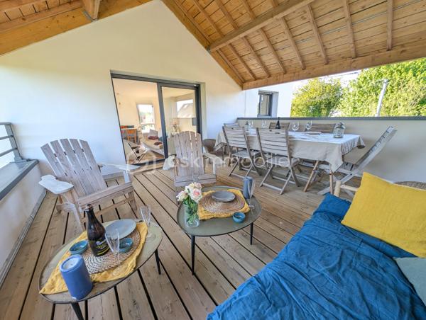 Et si vos journées débutaient au rythme des vagues pour s’achever face à un coucher de soleil …
À Ambon, à proximité immédiate de Damgan et à seulement 20 minutes de Vannes, découvrez cette maison contemporaine de 109 m² offrant  un cadre de vie rare entre confort moderne et environnement privilégié avec vue sur l’océan.

Pensée pour profiter pleinement de la lumière et du panorama, la maison adopte une architecture inversée particulièrement agréable au quotidien.
À l’étage, la pièce de vie constitue le cœur de la maison avec une cuisine contemporaine ouverte, un salon lumineux et un accès direct à une terrasse tournée vers l’horizon, idéale pour profiter des couchers de soleil.
Au rez-de-jardin, l’espace nuit s’organise autour de :
- d’une suite parentale avec salle d’eau et WC indépendant,
une chambre avec salle d’eau privative,
deux chambres supplémentaires
une salle d’eau indépendante et des WC
Toutes les chambres disposent d’un accès direct au jardin, offrant confort et indépendance.
À l’extérieur, le terrain d’environ 2500 m² constitue un véritable écrin de verdure à proximité immédiate du littoral. Vous profiterez de vastes espaces extérieurs offrant de nombreuses possibilités d’aménagement
RARE sur le secteur : la propriété dispose également d’environ 300 m² de terrain constructible un véritable atout pour envisager un projet complémentaire ou valoriser encore davantage le bien .

Performance et confort :
• DPE A/A
• Pompe à chaleur avec chauffage au sol
• Menuiseries aluminium
• Raccordement au tout-à-l’égout
• Construction 2024 sous garantie décennale

Que ce soit pour une résidence principale, une maison de vacances ou un investissement locatif saisonnier, cette propriété réunit tous les critères recherchés : vue mer, volumes, extérieur généreux et fort potentiel de rentabilité grâce à sa proximité avec les plages et Damgan.
Un lieu de vie rare où l’on profite pleinement du littoral breton.