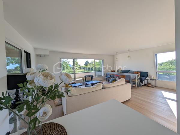 Et si vos journées débutaient au rythme des vagues pour s’achever face à un coucher de soleil …
À Ambon, à proximité immédiate de Damgan et à seulement 20 minutes de Vannes, découvrez cette maison contemporaine de 109 m² offrant  un cadre de vie rare entre confort moderne et environnement privilégié avec vue sur l’océan.

Pensée pour profiter pleinement de la lumière et du panorama, la maison adopte une architecture inversée particulièrement agréable au quotidien.
À l’étage, la pièce de vie constitue le cœur de la maison avec une cuisine contemporaine ouverte, un salon lumineux et un accès direct à une terrasse tournée vers l’horizon, idéale pour profiter des couchers de soleil.
Au rez-de-jardin, l’espace nuit s’organise autour de :
- d’une suite parentale avec salle d’eau et WC indépendant,
une chambre avec salle d’eau privative,
deux chambres supplémentaires
une salle d’eau indépendante et des WC
Toutes les chambres disposent d’un accès direct au jardin, offrant confort et indépendance.
À l’extérieur, le terrain d’environ 2500 m² constitue un véritable écrin de verdure à proximité immédiate du littoral. Vous profiterez de vastes espaces extérieurs offrant de nombreuses possibilités d’aménagement
RARE sur le secteur : la propriété dispose également d’environ 300 m² de terrain constructible un véritable atout pour envisager un projet complémentaire ou valoriser encore davantage le bien .

Performance et confort :
• DPE A/A
• Pompe à chaleur avec chauffage au sol
• Menuiseries aluminium
• Raccordement au tout-à-l’égout
• Construction 2024 sous garantie décennale

Que ce soit pour une résidence principale, une maison de vacances ou un investissement locatif saisonnier, cette propriété réunit tous les critères recherchés : vue mer, volumes, extérieur généreux et fort potentiel de rentabilité grâce à sa proximité avec les plages et Damgan.
Un lieu de vie rare où l’on profite pleinement du littoral breton.