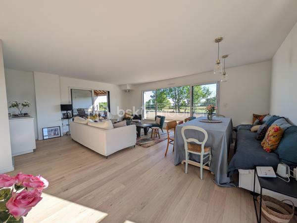 Et si vos journées débutaient au rythme des vagues pour s’achever face à un coucher de soleil …
À Ambon, à proximité immédiate de Damgan et à seulement 20 minutes de Vannes, découvrez cette maison contemporaine de 109 m² offrant  un cadre de vie rare entre confort moderne et environnement privilégié avec vue sur l’océan.

Pensée pour profiter pleinement de la lumière et du panorama, la maison adopte une architecture inversée particulièrement agréable au quotidien.
À l’étage, la pièce de vie constitue le cœur de la maison avec une cuisine contemporaine ouverte, un salon lumineux et un accès direct à une terrasse tournée vers l’horizon, idéale pour profiter des couchers de soleil.
Au rez-de-jardin, l’espace nuit s’organise autour de :
- d’une suite parentale avec salle d’eau et WC indépendant,
une chambre avec salle d’eau privative,
deux chambres supplémentaires
une salle d’eau indépendante et des WC
Toutes les chambres disposent d’un accès direct au jardin, offrant confort et indépendance.
À l’extérieur, le terrain d’environ 2500 m² constitue un véritable écrin de verdure à proximité immédiate du littoral. Vous profiterez de vastes espaces extérieurs offrant de nombreuses possibilités d’aménagement
RARE sur le secteur : la propriété dispose également d’environ 300 m² de terrain constructible un véritable atout pour envisager un projet complémentaire ou valoriser encore davantage le bien .

Performance et confort :
• DPE A/A
• Pompe à chaleur avec chauffage au sol
• Menuiseries aluminium
• Raccordement au tout-à-l’égout
• Construction 2024 sous garantie décennale

Que ce soit pour une résidence principale, une maison de vacances ou un investissement locatif saisonnier, cette propriété réunit tous les critères recherchés : vue mer, volumes, extérieur généreux et fort potentiel de rentabilité grâce à sa proximité avec les plages et Damgan.
Un lieu de vie rare où l’on profite pleinement du littoral breton.