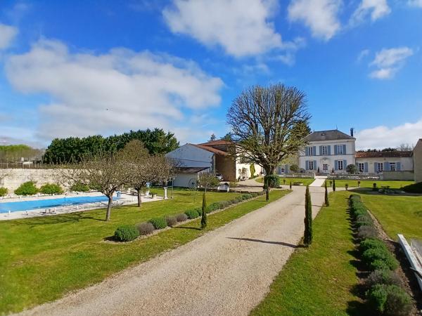 Élégante domaine avec manoir, maison d'amis et piscine