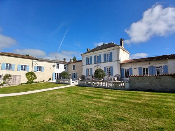 Élégante domaine avec manoir, maison d'amis et piscine