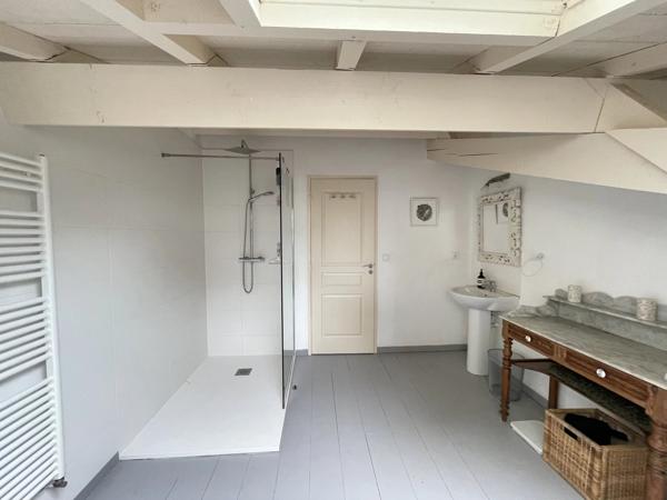 Maison en pierre de caractère avec gîte et piscine