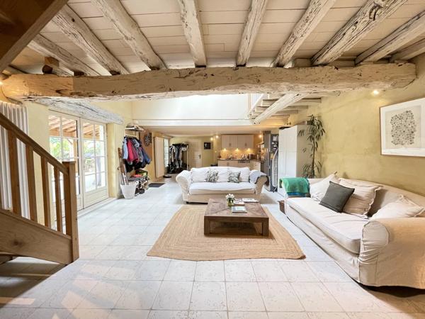 Maison en pierre de caractère avec gîte et piscine
