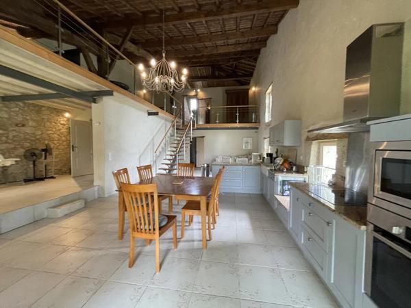 Maison en pierre de caractère avec gîte et piscine