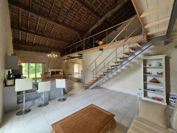 Maison en pierre de caractère avec gîte et piscine