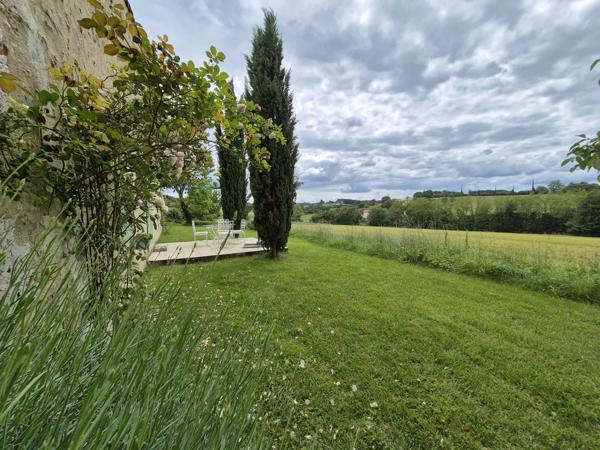 Maison en pierre de caractère avec gîte et piscine