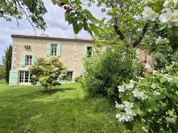 Maison en pierre de caractère avec gîte et piscine