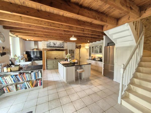 Maison en pierre de caractère avec gîte et piscine