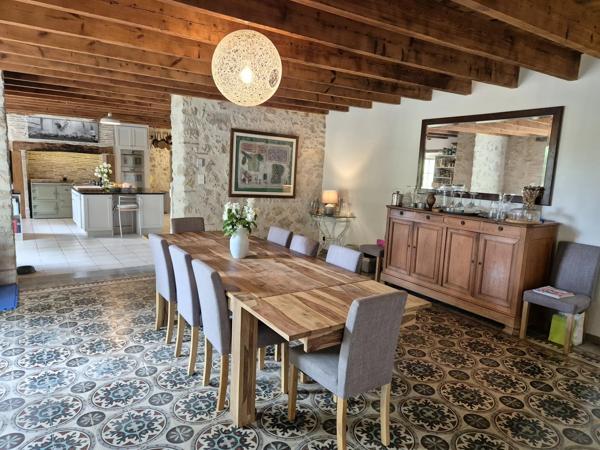 Maison en pierre de caractère avec gîte et piscine