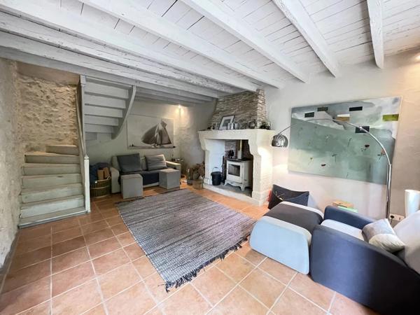 Maison en pierre de caractère avec gîte et piscine