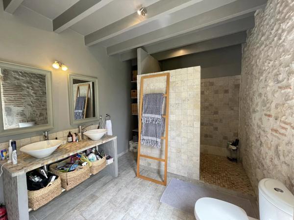 Maison en pierre de caractère avec gîte et piscine