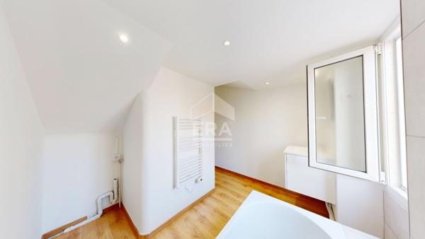 NICE - CARRÉ D'OR : EN DERNIER ÉTAGE VASTE F1 AU CALME ABSOLU