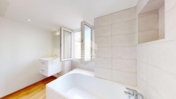 NICE - CARRÉ D'OR : EN DERNIER ÉTAGE VASTE F1 AU CALME ABSOLU