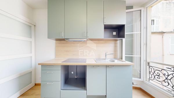 NICE - CARRÉ D'OR : EN DERNIER ÉTAGE VASTE F1 AU CALME ABSOLU