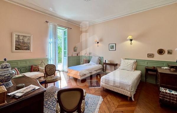 MAISON DE MAÎTRE- 250 m2- PISCINE- PARC