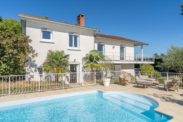 Maison contemporaine de 192 m² avec piscine et vue panoramique – Dardilly