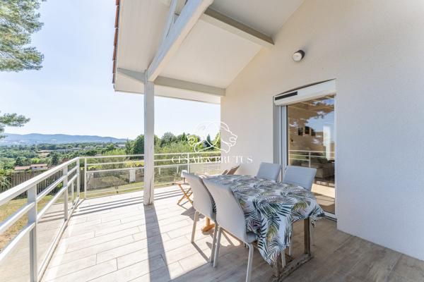 Maison contemporaine de 192 m² avec piscine et vue panoramique – Dardilly