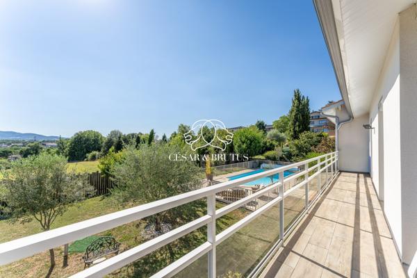 Maison contemporaine de 192 m² avec piscine et vue panoramique – Dardilly
