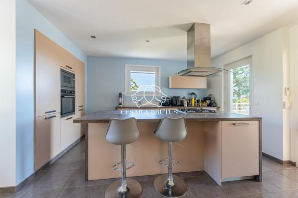 Maison contemporaine de 192 m² avec piscine et vue panoramique – Dardilly