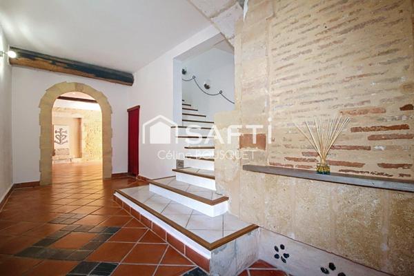 Maison de village avec cour et places de parking