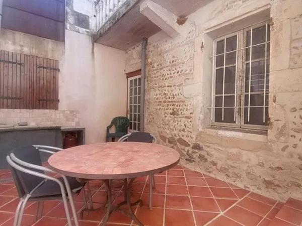 Maison de village avec cour et places de parking