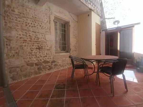 Maison de village avec cour et places de parking