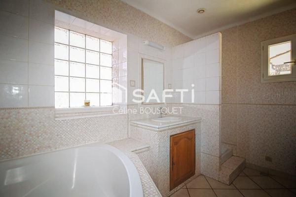 Maison de village avec cour et places de parking