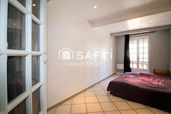 Maison de village avec cour et places de parking