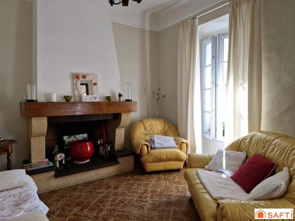 Maison , au centre de CUCURON (avec local commercial en sus)