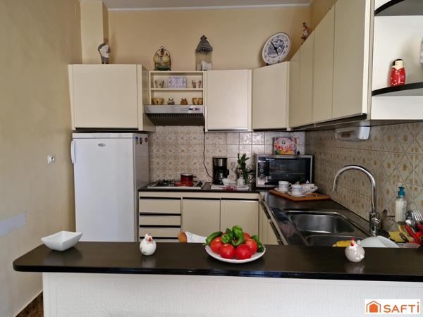 Maison , au centre de CUCURON (avec local commercial en sus)