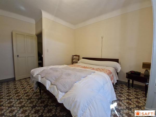 Maison , au centre de CUCURON (avec local commercial en sus)