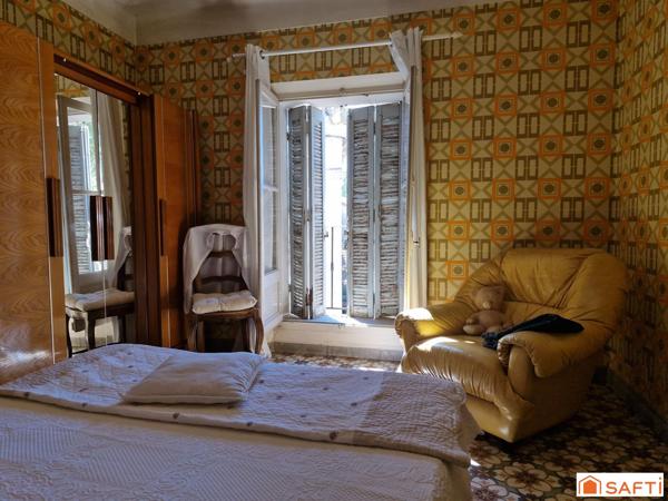 Maison , au centre de CUCURON (avec local commercial en sus)