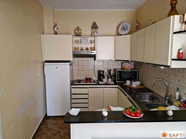 Maison , au centre de CUCURON (avec local commercial en sus)