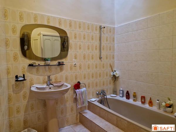 Maison , au centre de CUCURON (avec local commercial en sus)