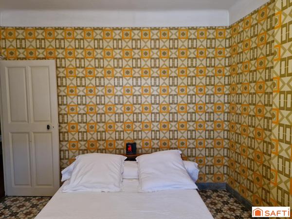 Maison , au centre de CUCURON (avec local commercial en sus)