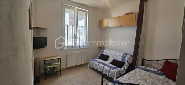 À moins de 2 minutes à pied de la plage, cet appartement de 22,90 m², situé en rez-de-chaussée, est parfait pour une résidence secondaire ou un investissement en bord de mer.
L’espace est optimisé pour offrir tout le confort nécessaire :
-Séjour/chambre lumineux
-Cuisine aménagée et équipée, prête à l’emploi
-Véranda agréable avec coin-repas, idéale pour prolonger les soirées d’été
-Salle d’eau avec cabine de douche et WC séparés
Cet appartement dispose de double vitrage PVC, volets roulants électriques et chauffage électrique