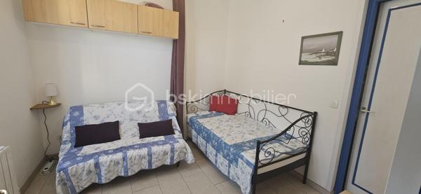 À moins de 2 minutes à pied de la plage, cet appartement de 22,90 m², situé en rez-de-chaussée, est parfait pour une résidence secondaire ou un investissement en bord de mer.
L’espace est optimisé pour offrir tout le confort nécessaire :
-Séjour/chambre lumineux
-Cuisine aménagée et équipée, prête à l’emploi
-Véranda agréable avec coin-repas, idéale pour prolonger les soirées d’été
-Salle d’eau avec cabine de douche et WC séparés
Cet appartement dispose de double vitrage PVC, volets roulants électriques et chauffage électrique