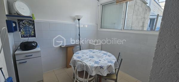 À moins de 2 minutes à pied de la plage, cet appartement de 22,90 m², situé en rez-de-chaussée, est parfait pour une résidence secondaire ou un investissement en bord de mer.
L’espace est optimisé pour offrir tout le confort nécessaire :
-Séjour/chambre lumineux
-Cuisine aménagée et équipée, prête à l’emploi
-Véranda agréable avec coin-repas, idéale pour prolonger les soirées d’été
-Salle d’eau avec cabine de douche et WC séparés
Cet appartement dispose de double vitrage PVC, volets roulants électriques et chauffage électrique