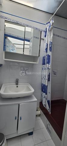 À moins de 2 minutes à pied de la plage, cet appartement de 22,90 m², situé en rez-de-chaussée, est parfait pour une résidence secondaire ou un investissement en bord de mer.
L’espace est optimisé pour offrir tout le confort nécessaire :
-Séjour/chambre lumineux
-Cuisine aménagée et équipée, prête à l’emploi
-Véranda agréable avec coin-repas, idéale pour prolonger les soirées d’été
-Salle d’eau avec cabine de douche et WC séparés
Cet appartement dispose de double vitrage PVC, volets roulants électriques et chauffage électrique