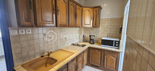 À moins de 2 minutes à pied de la plage, cet appartement de 22,90 m², situé en rez-de-chaussée, est parfait pour une résidence secondaire ou un investissement en bord de mer.
L’espace est optimisé pour offrir tout le confort nécessaire :
-Séjour/chambre lumineux
-Cuisine aménagée et équipée, prête à l’emploi
-Véranda agréable avec coin-repas, idéale pour prolonger les soirées d’été
-Salle d’eau avec cabine de douche et WC séparés
Cet appartement dispose de double vitrage PVC, volets roulants électriques et chauffage électrique